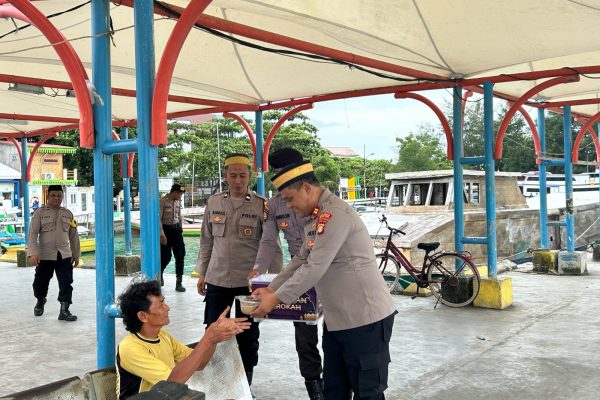 Polsek Kepulauan Seribu Utara Bagikan Takjil Keliling di Pulau Pramuka, Wujud Kepedulian di Bulan Ramadan