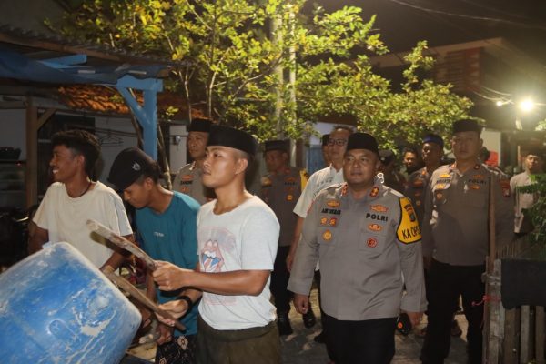 Kapolres Kepulauan Seribu Pimpin Patroli Sahur Bersama Warga di Pulau Tidung, Himbau Jaga Keamanan