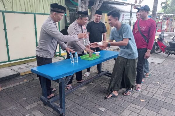 Polres Kepulauan Seribu Bagikan Takjil untuk Warga di Halaman Masjid Baitul Jannah