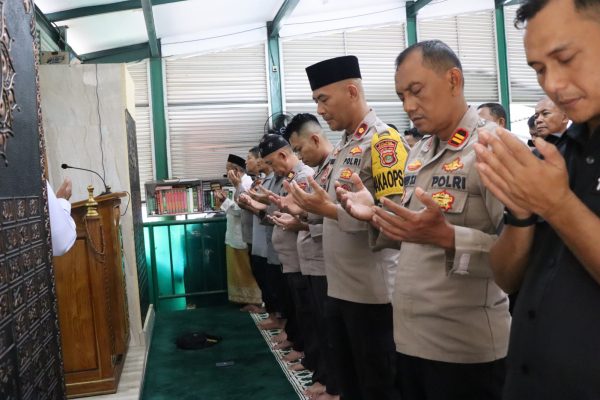 Polres Kepulauan Seribu Gelar Sholat Ghaib di Masjid Baitul Jannah