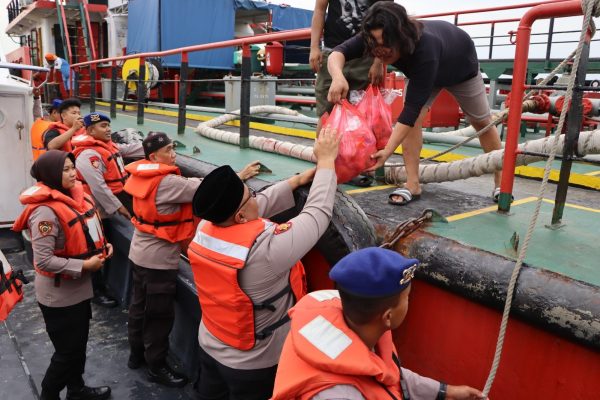 Kapolres Kepulauan Seribu Bagikan Takjil kepada Nelayan dalam Safari Ramadhan