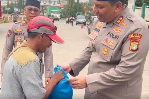 Ramadhan Berbagi Keberkahan, Kapolres Bagikan Sembako dan Himbauan Mudik Aman Keluarga Nyaman dan Hotline 110