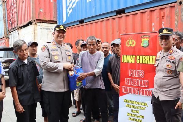 Kapolres berikan Bansos dan Sosialisasikan Tips Mudik Aman, Keluarga Nyaman, Hotline Mudik 110, Berantas Preman Kedok Ormas