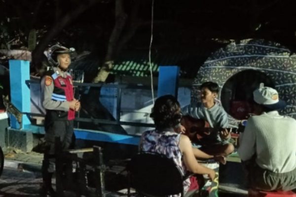 Polisi Baik dan Humanis, Polsek Kepulauan Seribu Selatan Patroli Malam Pastikan Keamanan Rumah Kosong yang Ditinggal Pemudik