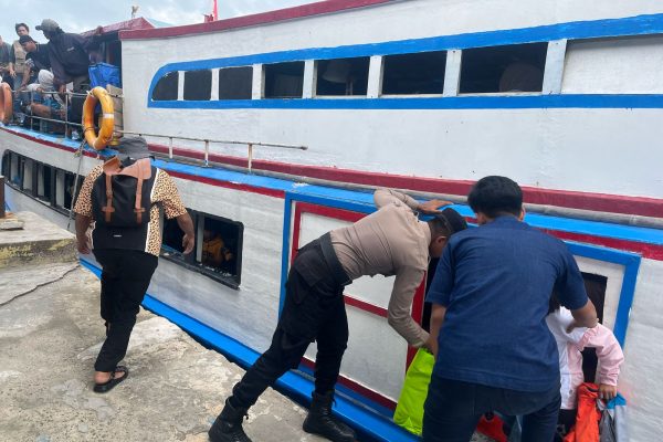 Pos Pengamanan Lebaran 2025 di Pulau Harapan Bantu Wisatawan Turun dari Kapal, Wujud Polisi Humanis