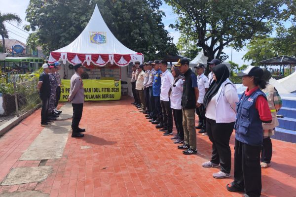 Anggota Pospam Pulau Untung Jawa Berikan Imbauan Keselamatan kepada Wisatawan di Pantai