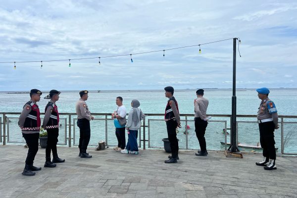 Anggota Pospam Lebaran 2025 Pulau Tidung Himbau Wisatawan Jaga Keselamatan Saat Berlibur