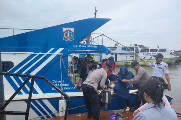 Polri Melayani Sepenuh Hati Personel Pos Yan Kali Adem Lakukan Pengamanan dan Bantu Penumpang Naik Kapal