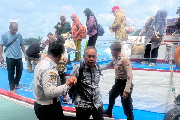 Polisi Baik Polsek Kepulauan Seribu Utara Bersama Dishub dan Satpol PP Bantu Penumpang di Dermaga Pulau Kelapa