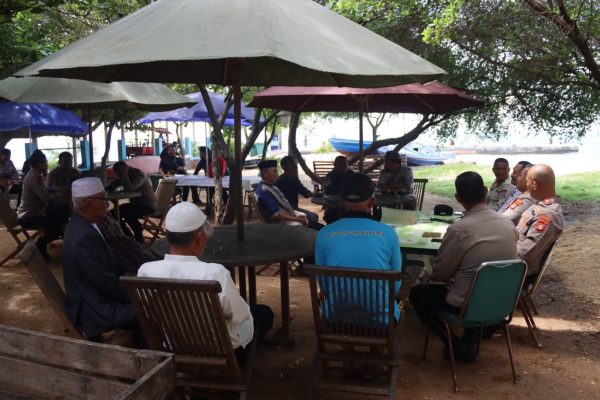 Kapolres Kepulauan Seribu AKBP Ajie Lukman Hidayat Gelar Jumat Curhat di Pulau Panggang, Dengarkan Langsung Aspirasi Warga