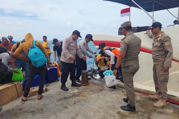 Polisi Baik Polsek Kepulauan Seribu Utara Bantu Penumpang Turun dari Kapal, Ciptakan Rasa Aman di Dermaga