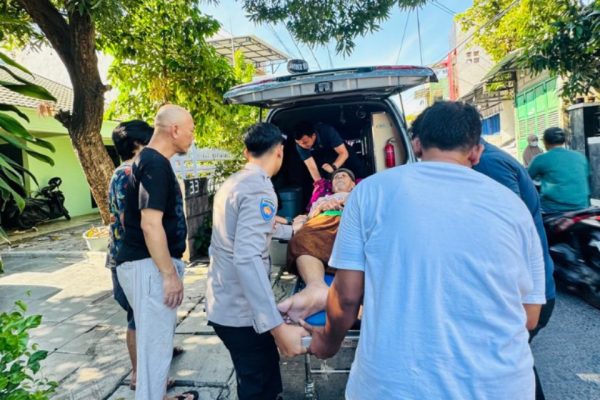 Anggota Polres Kepulauan Seribu Bripka Agus Setiawan Bantu Lansia Sakit, Segera Evakuasi ke RS Koja dengan Ambulans Polres