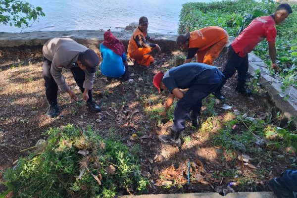 Bhabinkamtibmas Pulau Tidung Briptu Andika Fajar Bersama Warga RW 02 Gelar Kerja Bakti Massal