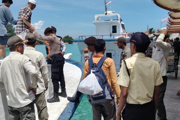 Polisi Baik Polsek Kepulauan Seribu Utara Bantu Penumpang dan Jaga Keamanan di Dermaga Wisata