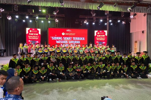 Berikan Orasi Dihadapan Wisudawan IAI Jamiat Kheir, Prof.Dr.Phil Sahiron: ‘Penting Penguasaan Multi Bahasa’