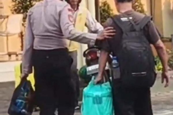 Polisi Bantu Kakek yang Kehabisan Ongkos Pulang ke Serang