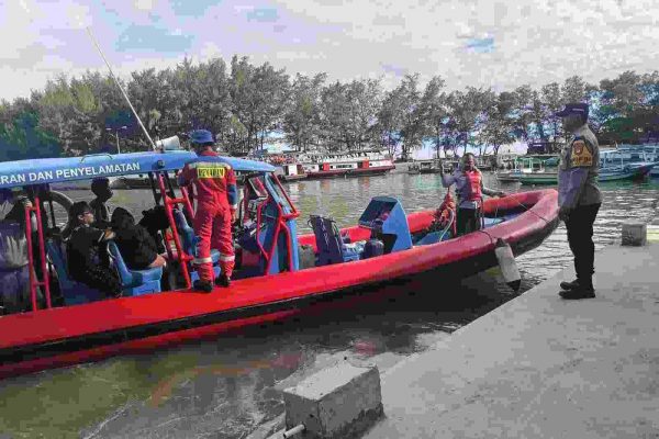 Aksi Heroik Anggota Polres Kepulauan Seribu, Aipda Hendra Kristianda Evakuasi KM. Barok yang Alami Kerusakan di Perairan Pulau Tikus