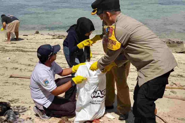 Bhabinkamtibmas Pulau Kelapa Hadiri Program OASIS di Pulau Kelapa Dua