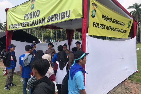 Polres Kepulauan Seribu Hadir Humanis di Perayaan May Day 2025, Berikan Pelayanan Kesehatan dan Air Mineral Gratis