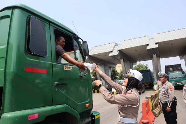 Jumat Penuh Keberkahan Bagikan Makanan dan Minuman