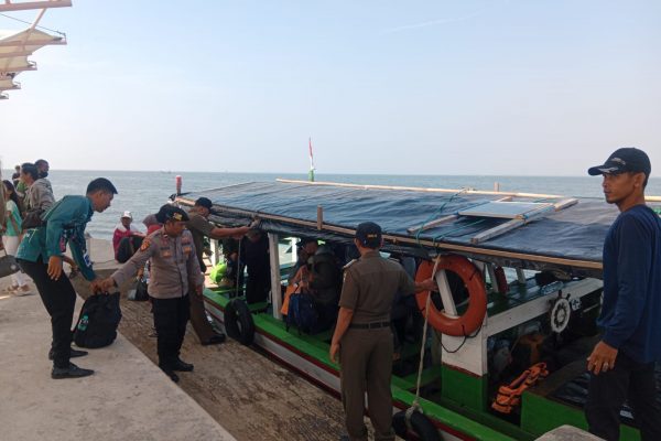 Polisi Humanis Kawal Pengamanan di Dermaga Pulau Untung Jawa, Antisipasi Narkoba dan Miras