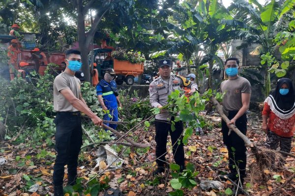 Bhabinkamtibmas Pulau Lancang Bersama Warga RW 02 Gelar Kerja Bakti, Wujud Polisi Humanis dan Peduli Lingkungan