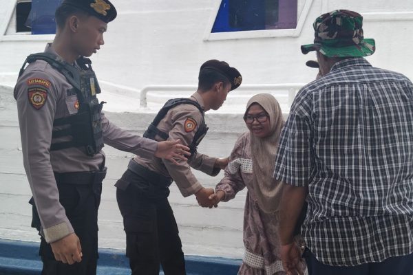 Polisi Humanis Polsek Kepulauan Seribu Utara Bantu Penumpang di Dermaga, Ciptakan Rasa Aman dan Nyaman