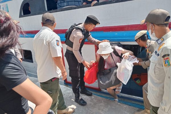 Polisi Baik Polsek Kepulauan Seribu Utara Bantu Penumpang di Dermaga, Wujudkan Wisata Aman dan Nyaman