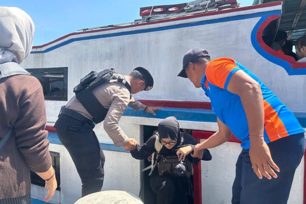 Polisi Baik Polsek Kepulauan Seribu Utara Bantu Penumpang Turun dari Kapal, Wujudkan Pengamanan Humanis di Dermaga