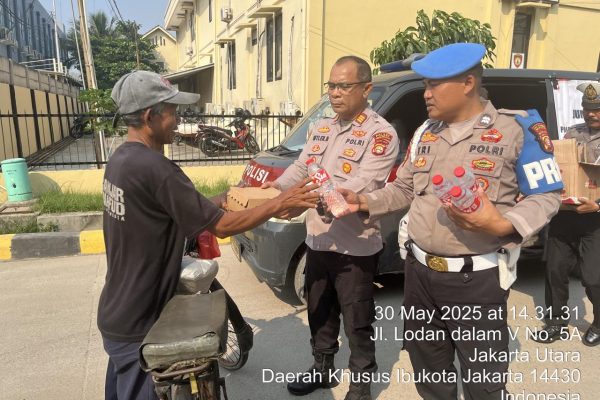 Polsek Kawasan Sunda Kelapa Gelar Jum’at Berkah, Bagikan Puluhan Paket Makanan kepada Pekerja Pelabuhan