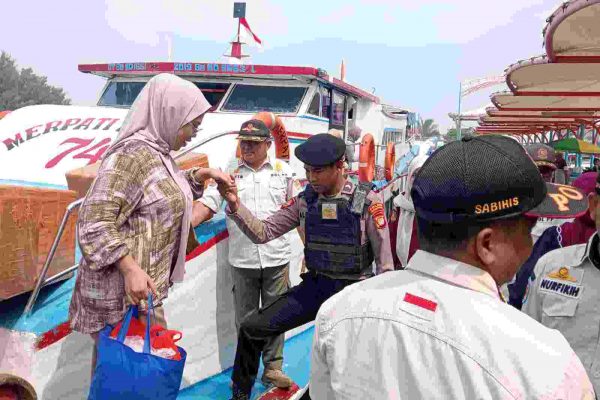 Polisi Baik Polsek Kepulauan Seribu Utara Bantu Penumpang Turun dari Kapal, Tegaskan Pengawasan Ketat Barang Bawaan