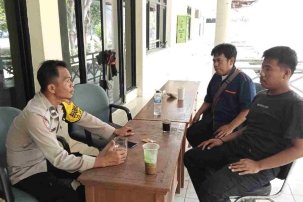 Bhabinkamtibmas Pulau Panggang Sambangi Tokoh Masyarakat, Tekankan Kolaborasi Cegah Premanisme dan Judi Online