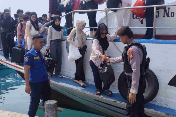 Polisi Baik Bantu Penumpang Turun Kapal, Amankan Dermaga Kepulauan Seribu Utara dari Sajam dan Narkoba