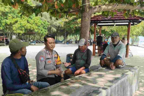 Bhabinkamtibmas Pulau Pari Sambangi Tokoh Masyarakat, Ajak Warga Tolak Premanisme dan Judi Online