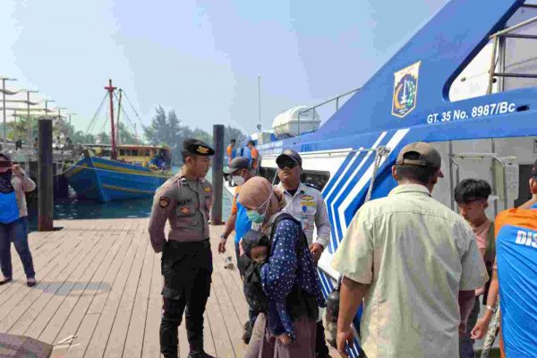 Polisi Baik Amankan Dermaga Pulau Tidung, Bantu Penumpang dan Cegah Masuknya Narkoba & Miras