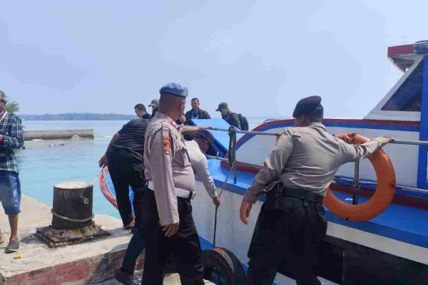Polisi Humanis Bantu Penumpang Turun dari Kapal, Polsek Kepulauan Seribu Utara Tingkatkan Pengamanan Dermaga