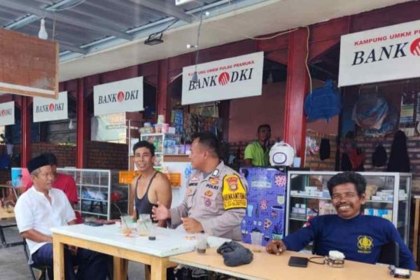 Polisi Humanis Sambangi Tokoh Masyarakat, Bhabinkamtibmas Pulau Pramuka Ajak Warga Jaga Keamanan dan Tolak Judi Online