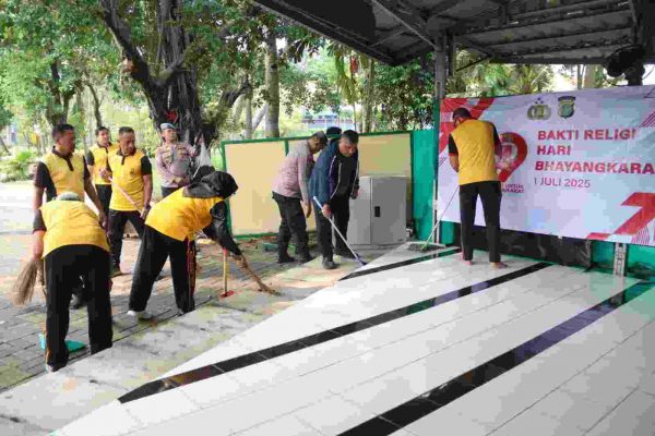 Kapolres Kepulauan Seribu Pimpin Kerja Bakti Bersih Masjid Sambut Hari Bhayangkara ke-79