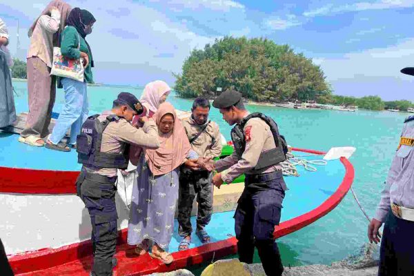 Polisi Baik Bantu Penumpang Turun dari Kapal, Polsek Kepulauan Seribu Utara Pastikan Dermaga Aman dan Nyaman