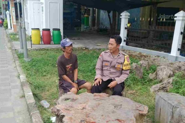 Cegah Premanisme dan Judi Online, Bhabinkamtibmas Pulau Kelapa Sambangi Warga dan Tokoh Masyarakat