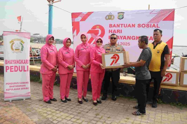 Polres Kepulauan Seribu Salurkan 250 Paket Bansos dalam Rangka HUT Bhayangkara ke-79