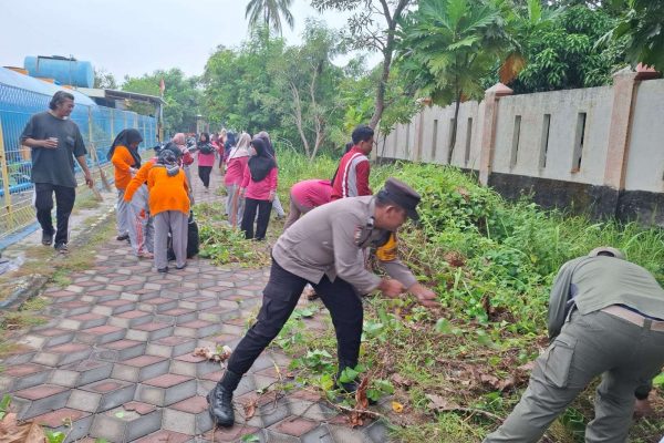 Bersatu untuk Lingkungan, Warga RW 03 Pulau Tidung Gelar Kerja Bakti Bersama Polri