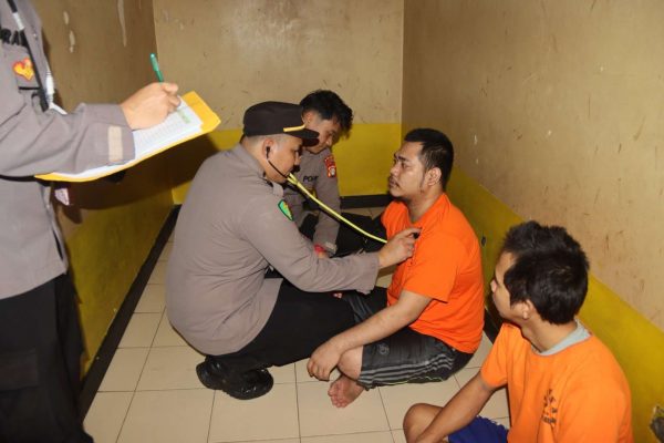 Sambut Hari Bhayangkara ke-79, Kapolres Kepulauan Seribu Tinjau Langsung Kesehatan Tahanan di Rutan