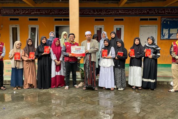 Gerakan Ayo Peduli Sesama Salurkan 240 Wakaf Al-Qur’an Ke Ponpes di Cisoka Tangerang