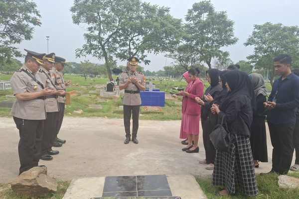 Tabur Bunga Dan Ziarah Kubur Untuk Bhayangkara Gugur Saat Tugas, Sambut Hari Bhayangkara Ke 79