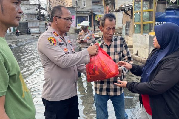 Warga Muara Angke Jakut Apresiasi Polres Pelabuhan Tanjung Priok Bantu Tangani Rob dan Beri Sembako, HUT Bhayangkara ke 79