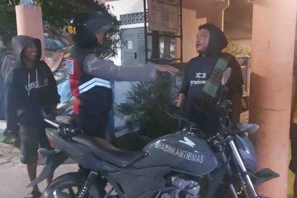 Patroli Malam Perintis Presisi: Polsek Kepulauan Seribu Selatan Antisipasi Gangguan Kamtibmas demi Kenyamanan Wisatawan