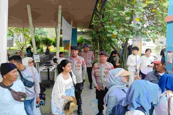 Polisi Baik Humanis: Polres Kepulauan Seribu Bersama TNI dan Instansi Terkait Amankan Keberangkatan Wisatawan di Marina Ancol