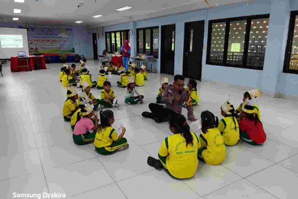 Polisi Sahabat Anak: Bhabinkamtibmas Pulau Untung Jawa Sosialisasi Bahaya Bullying kepada Siswa Baru SDN 01 PG