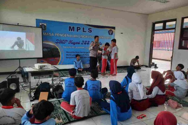 Bhabinkamtibmas Pulau Lancang Beri Sosialisasi Bahaya Narkoba kepada Siswa Baru SMPN 288 dalam Rangka MPLS
